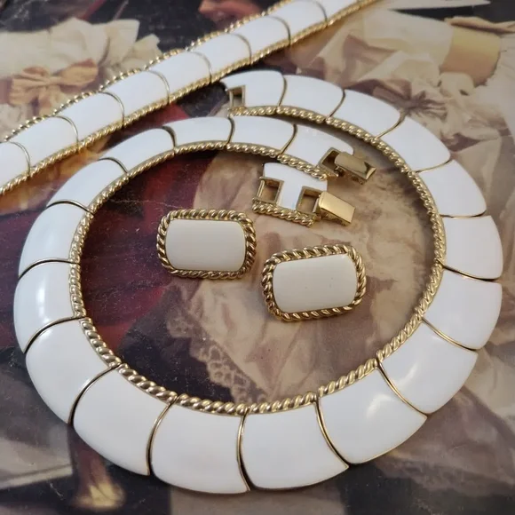 Vintage Butler White Enamel and Gold-Tone Collar Necklace Set - Picture 11 of 12